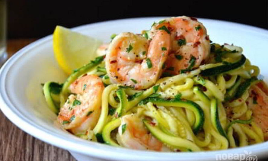 Рецепт зеленых спагетти из кабачков с креветками