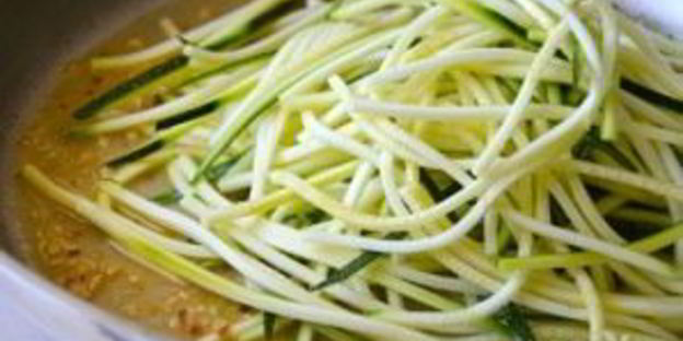 зеленые спагетти из кабачков с креветками