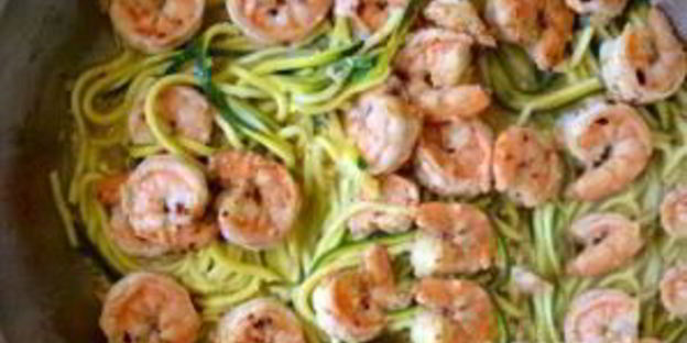 зеленые спагетти из кабачков с креветками