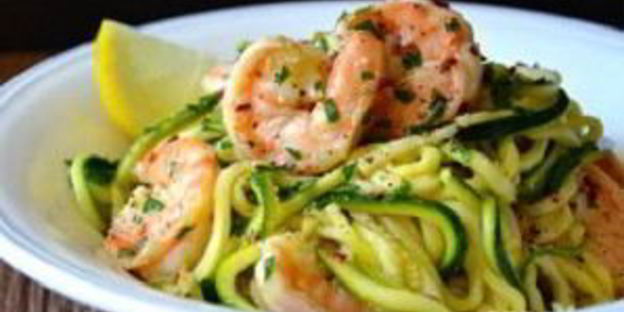 зеленые спагетти из кабачков с креветками