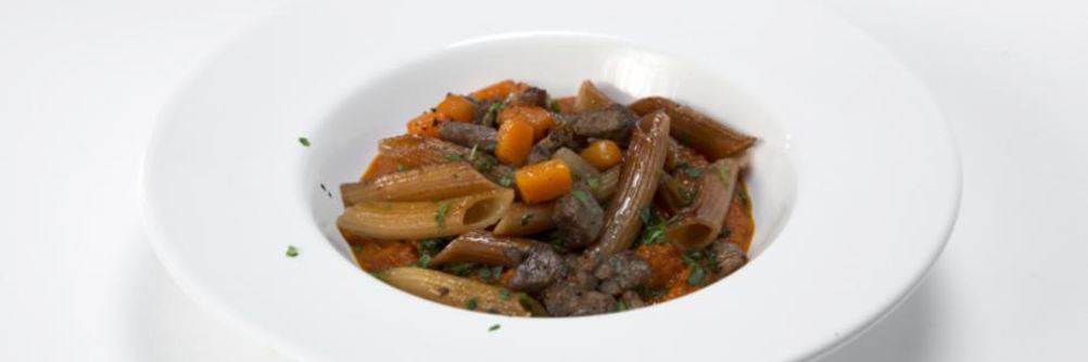 Жареные макароны с говядиной и томатным соусом