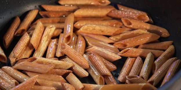 жареные макароны с говядиной и томатным соусом