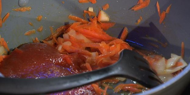 жареные макароны с говядиной и томатным соусом