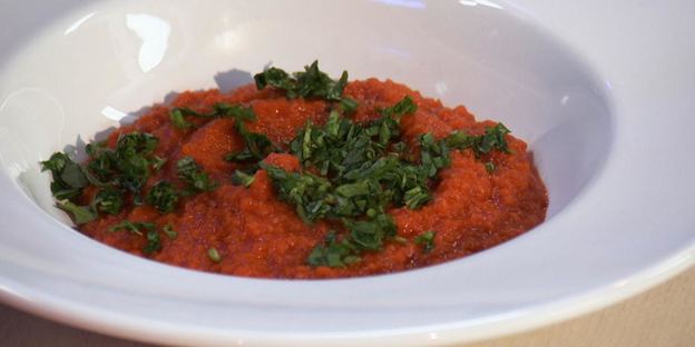 жареные макароны с говядиной и томатным соусом