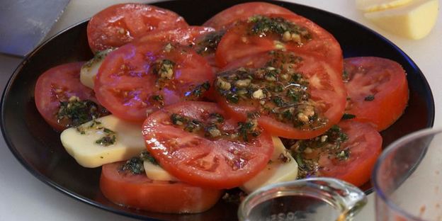 жареные макароны с говядиной и томатным соусом