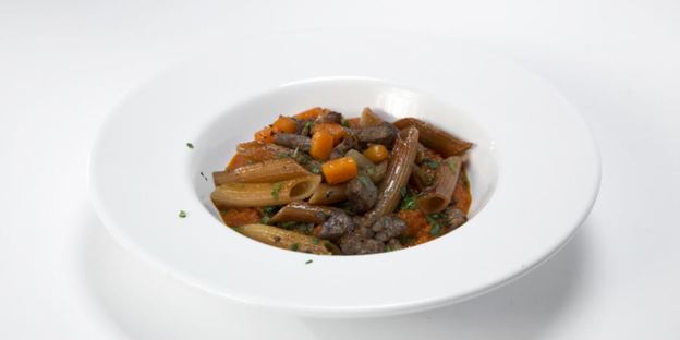 жареные макароны с говядиной и томатным соусом