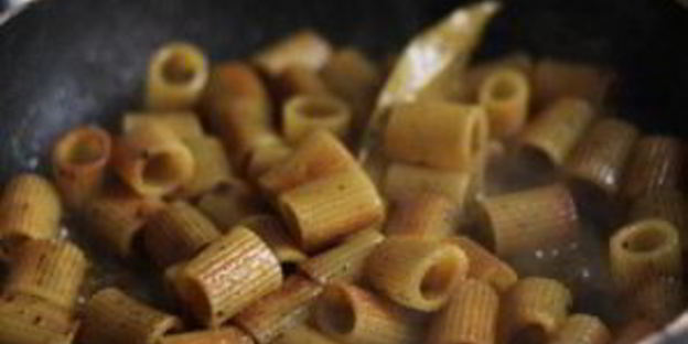 жареные макароны