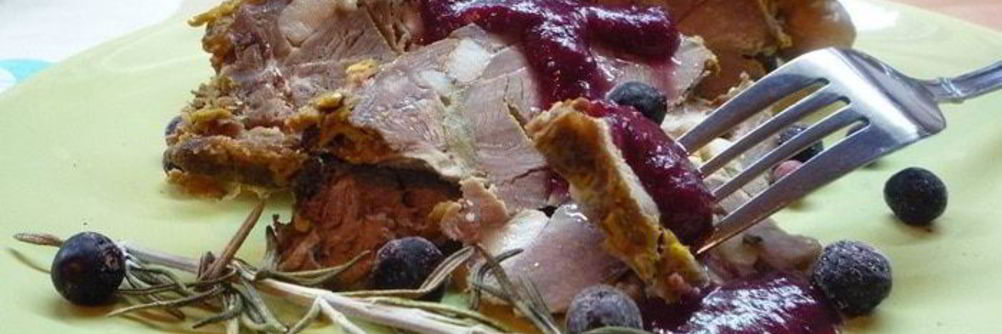 Баранья нога в духовке с розмарином и клюквенным соусом