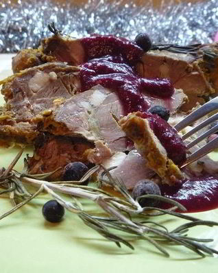 Баранья нога в духовке с розмарином и клюквенным соусом