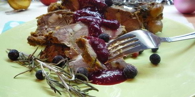 баранья нога в духовке с розмарином и клюквенным соусом