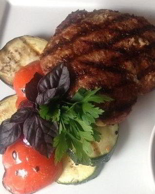 Бифштекс на углях с овощами гриль