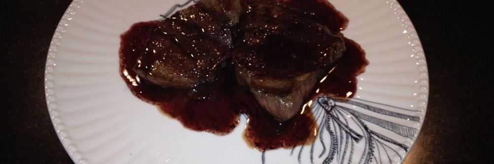 Бифштекс с подливкой из красного вина