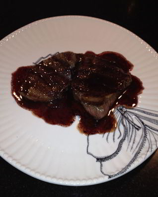 Бифштекс с подливкой из красного вина