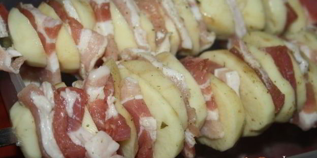 кебаб из молодого картофеля со свиной грудинкой на мангале