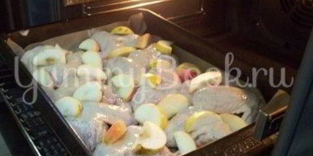 крылышки с яблоками запеченные в духовке