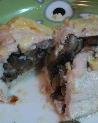 Куриная грудка в сливках, фаршировнная грибами