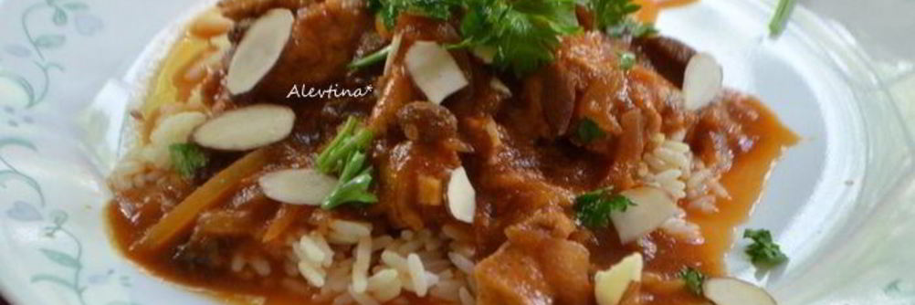 Куриные грудки с карри соусом и изюмом