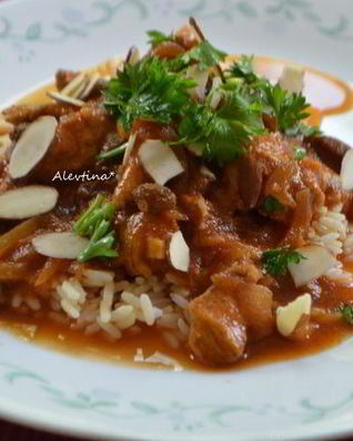 Куриные грудки с карри соусом и изюмом