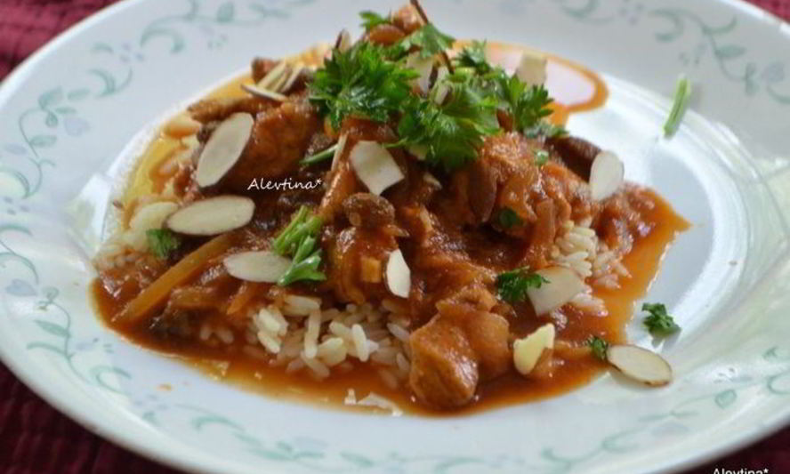 Рецепт куриных грудок с карри соусом и изюмом