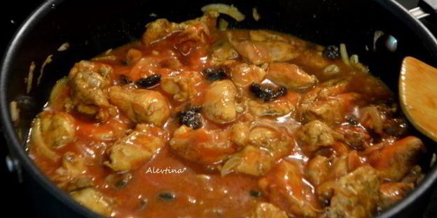 куриные грудки с карри соусом и изюмом