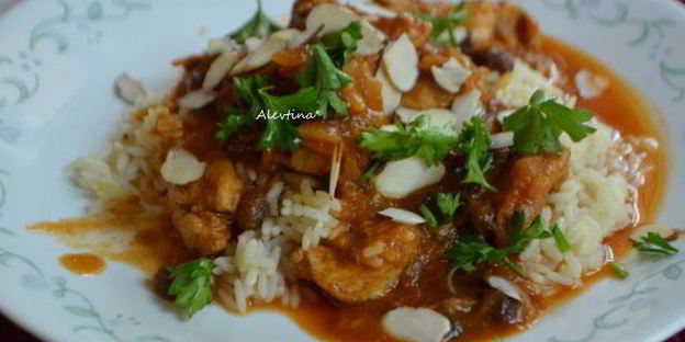 куриные грудки с карри соусом и изюмом