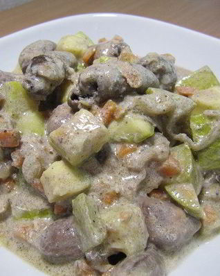 Куриные сердечки с кабачками