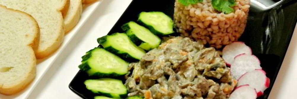 Куриные сердечки с овощами в сметане