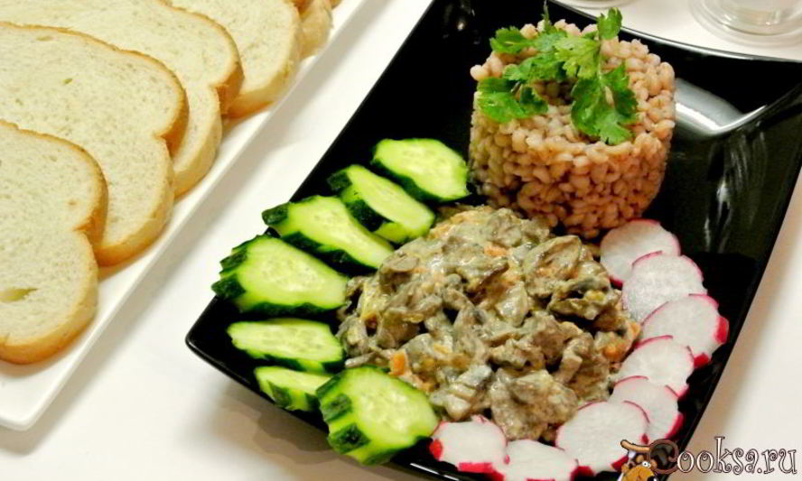 Рецепт куриных сердечек с овощами в сметане