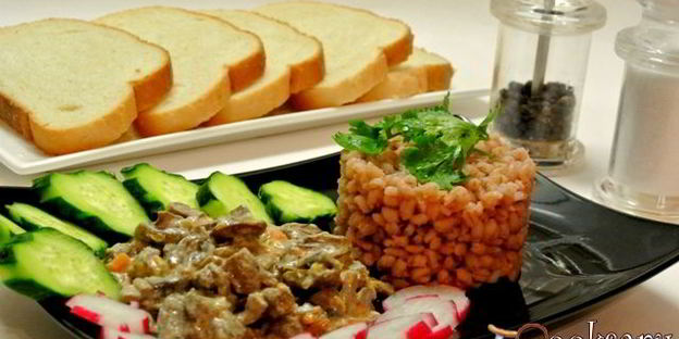 куриные сердечки с овощами в сметане