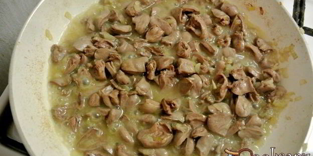 куриные сердечки с овощами в сметане