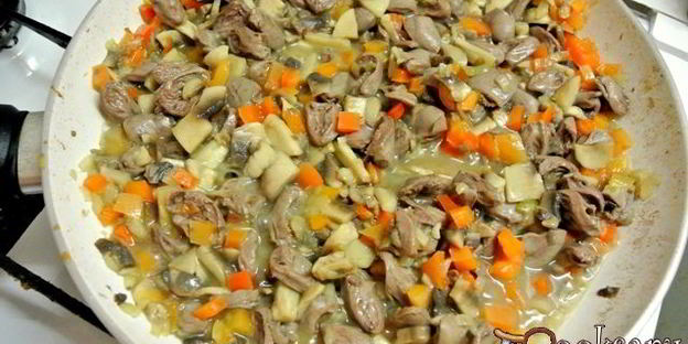 куриные сердечки с овощами в сметане