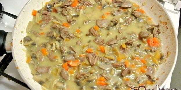 куриные сердечки с овощами в сметане