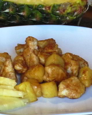 Курица с ананасом и имбирно-соевым соусом