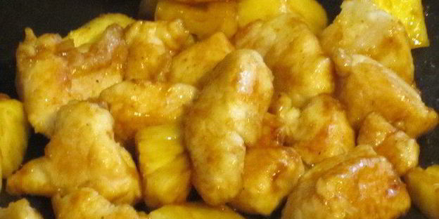 курица с ананасом и имбирно-соевым соусом