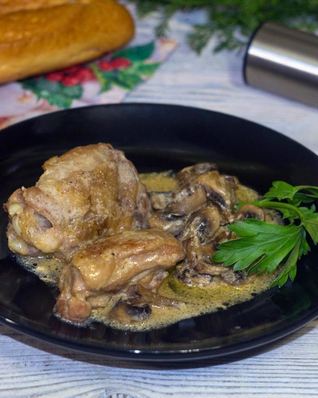 Курица с грибами в сметанном соусе