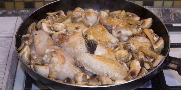 курица с грибами в сметанном соусе