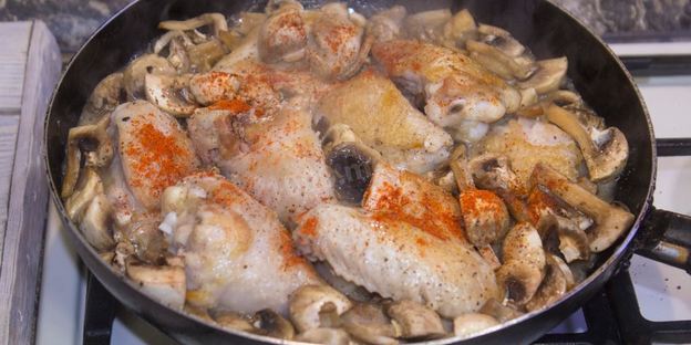 курица с грибами в сметанном соусе