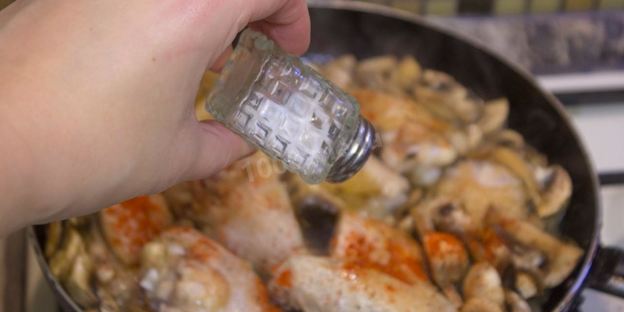 курица с грибами в сметанном соусе