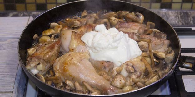 курица с грибами в сметанном соусе