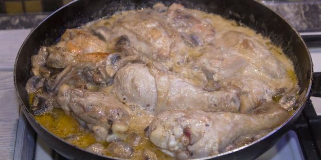 курица с грибами в сметанном соусе