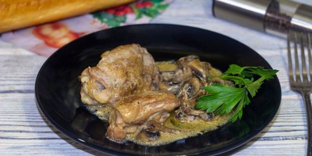 курица с грибами в сметанном соусе