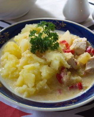 Курица с овощами и ананасами