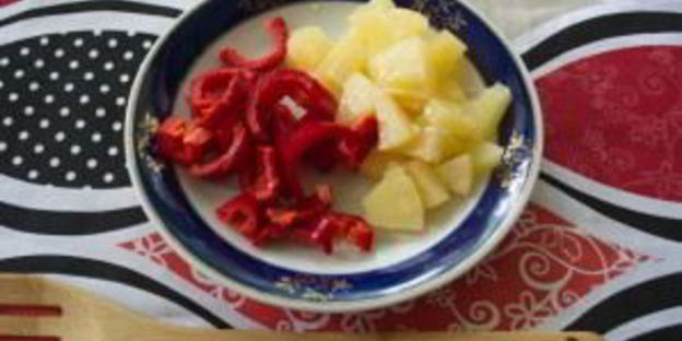 курица с овощами и ананасами