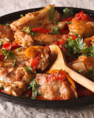 Курица тушеная с луком и помидорами