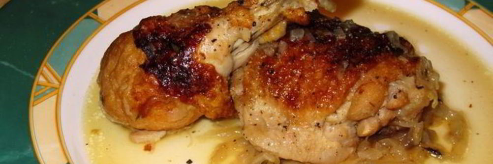 Курица, тушенная с луком