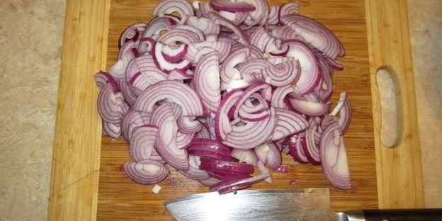 курица, тушенная с луком