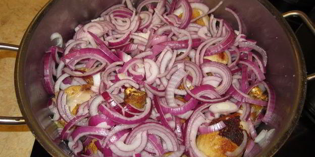 курица, тушенная с луком