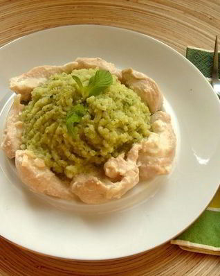 Курица в сливочном соусе с зеленым рисом