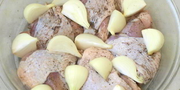 курица запеченная с луком в духовке