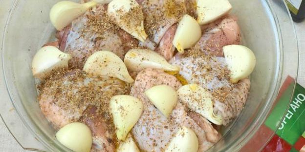 курица запеченная с луком в духовке